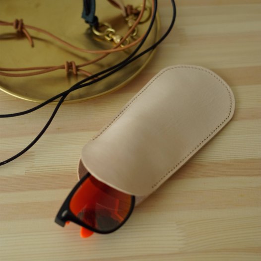 唯一無二の艶へ – 育てる本革の眼鏡ケース